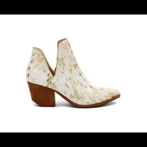 NWT Gold spot cow hair short boots by Matisse